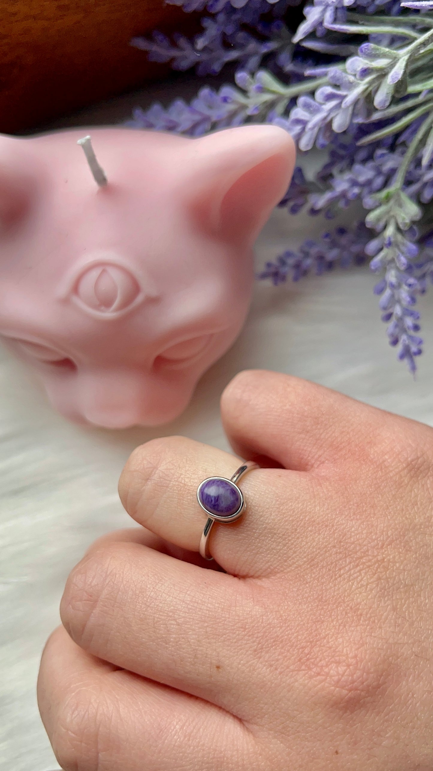 Anello con charoite